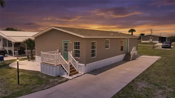a view of a house with backyard