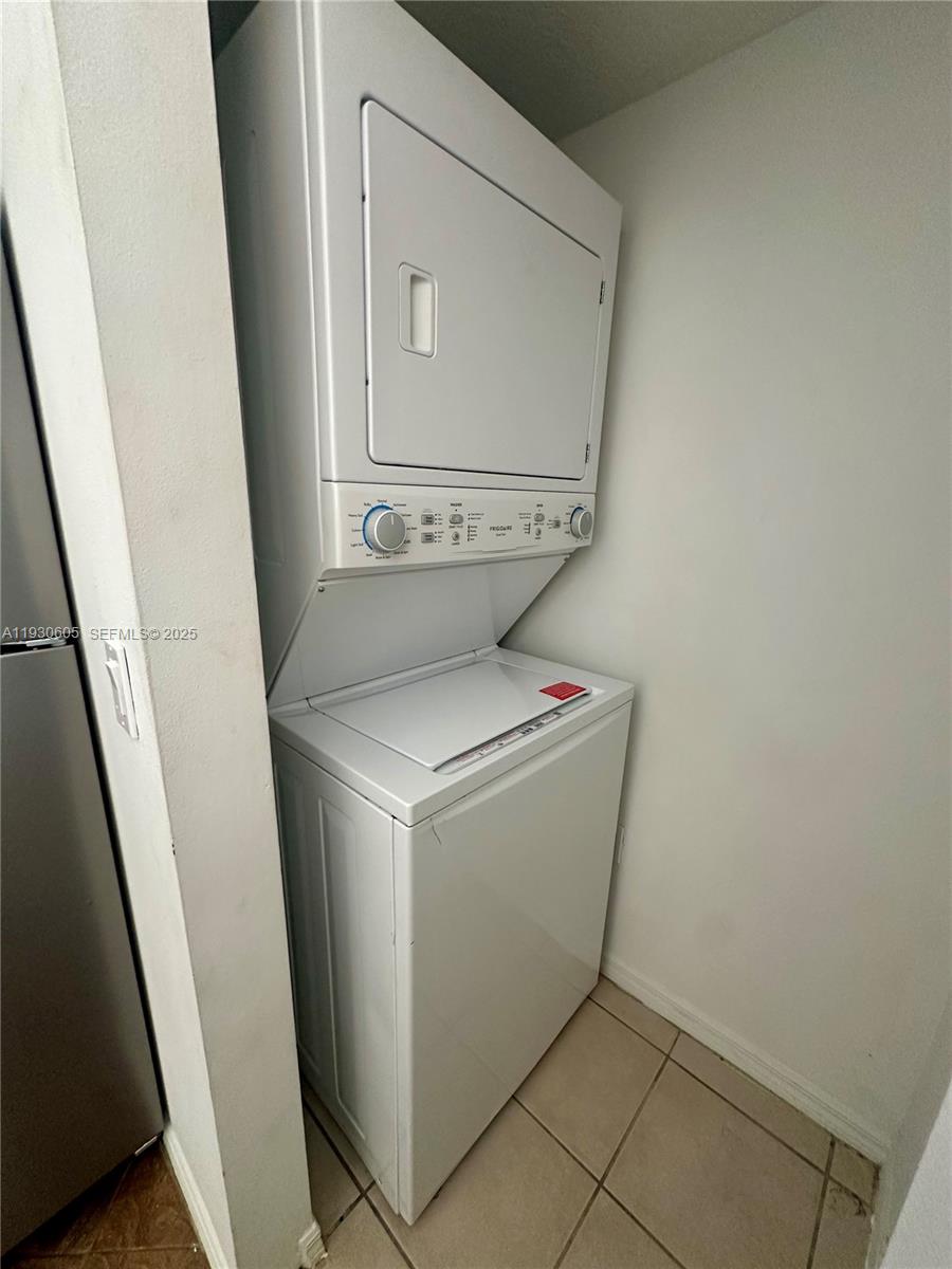 4190 San Marino Boulevard, Unit 303 West Palm Beach, FL 33409 - Photo 10 of 19 a utility room with dryer and washer