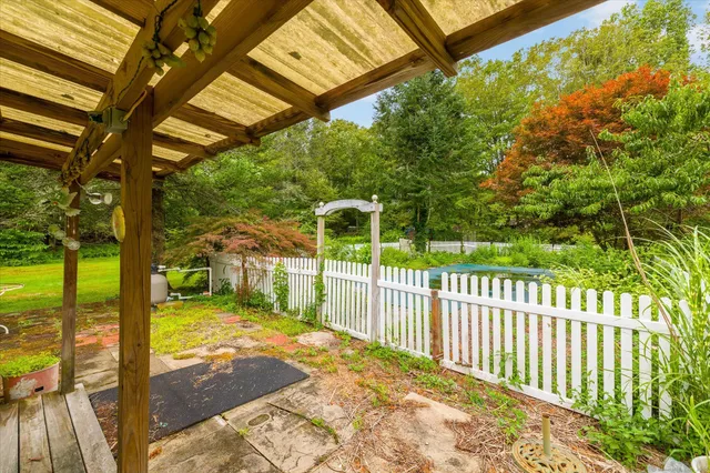 $395,000 | 516 Brooklyn Road, Canterbury, CT 06331