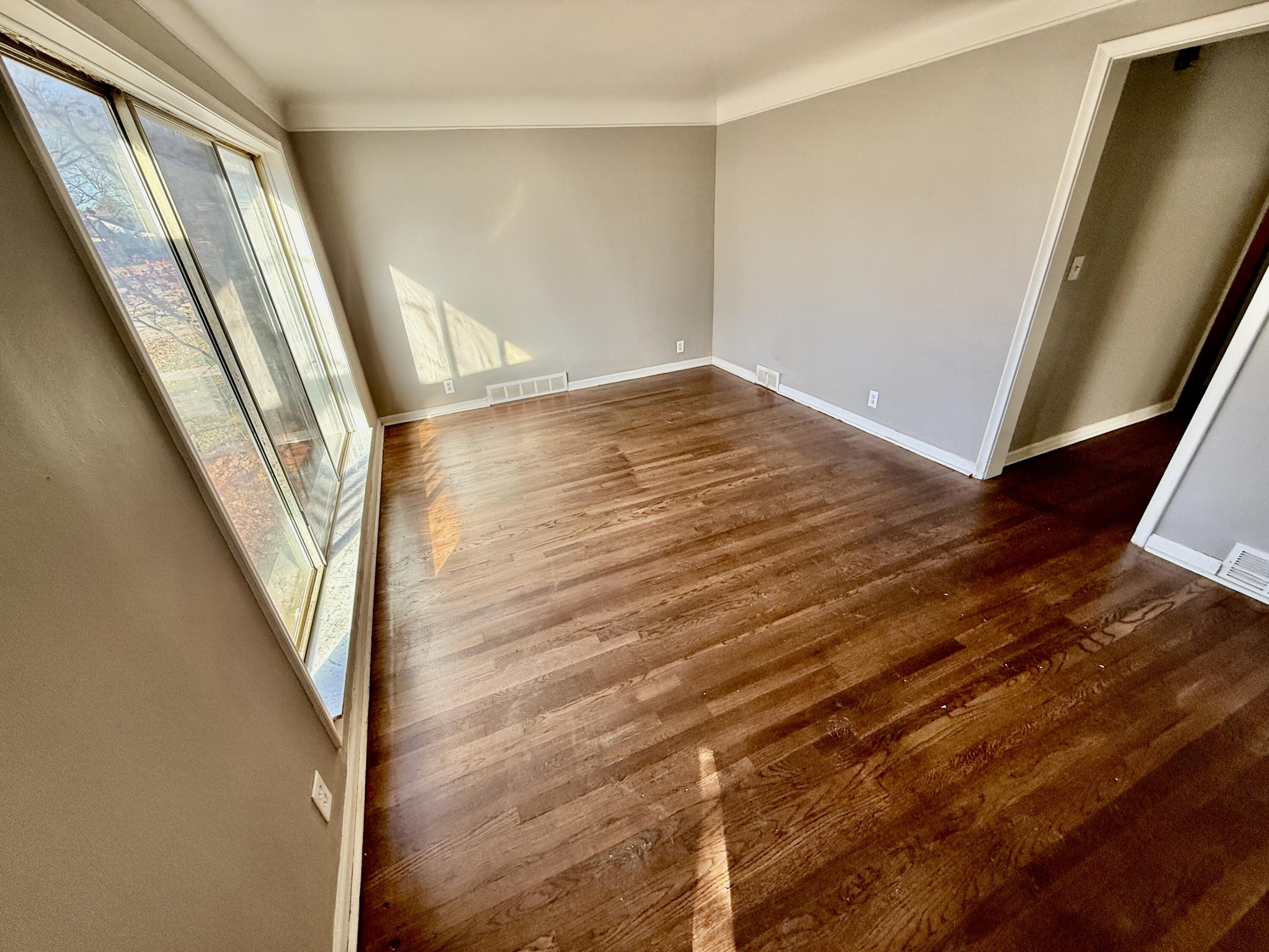 22084 Shakespeare Avenue Eastpointe, MI 48021 - Photo 3 of 15 IMG_0280