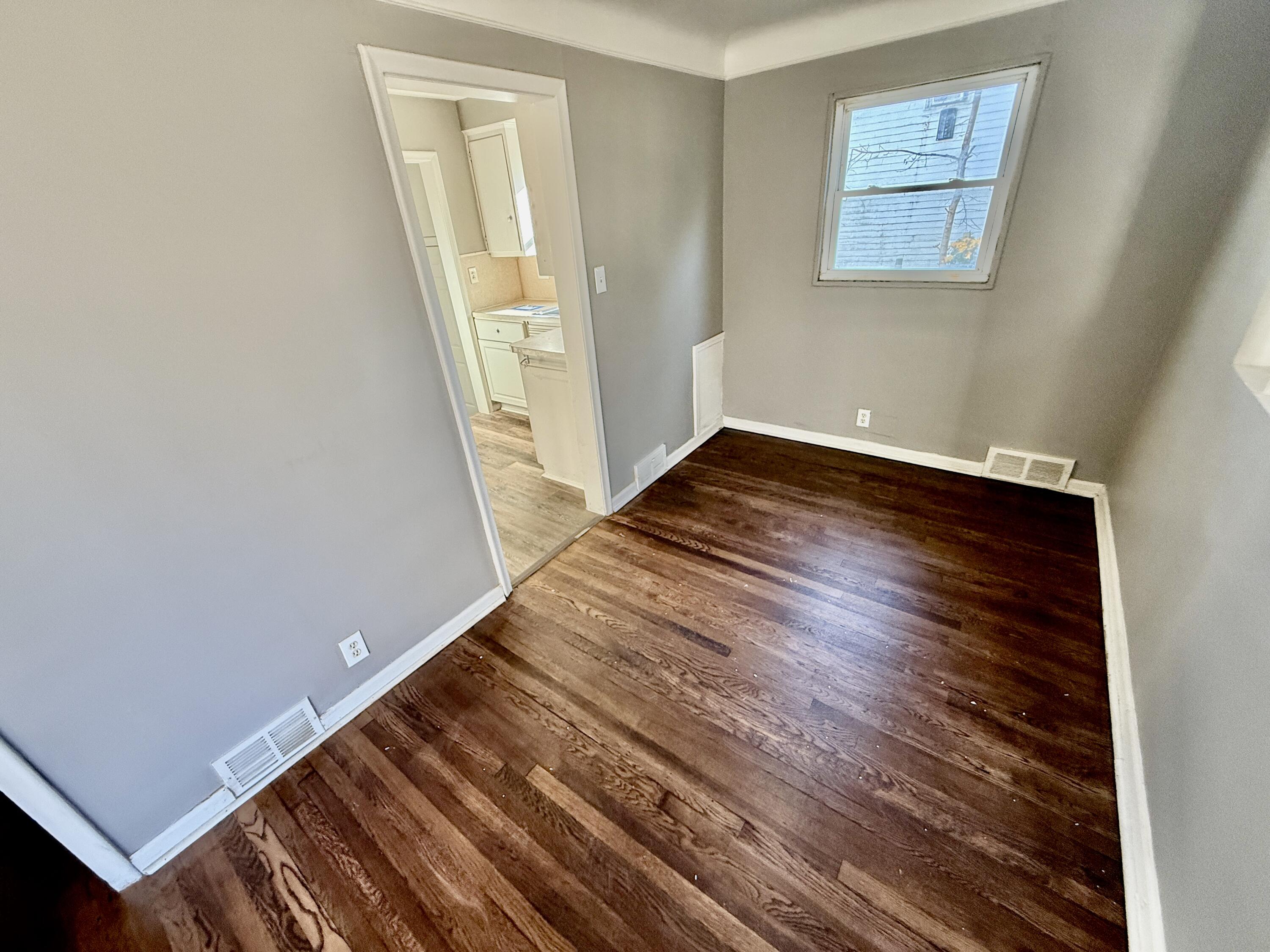 22084 Shakespeare Avenue Eastpointe, MI 48021 - Photo 4 of 15 IMG_0281