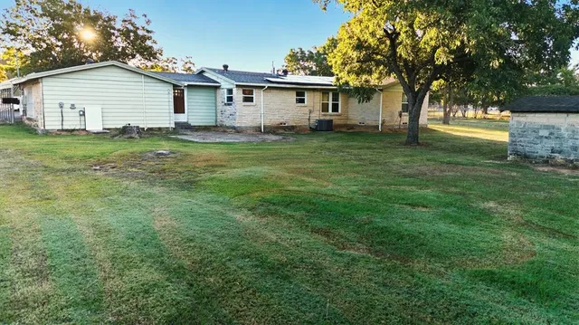 a view of a house with a backyard