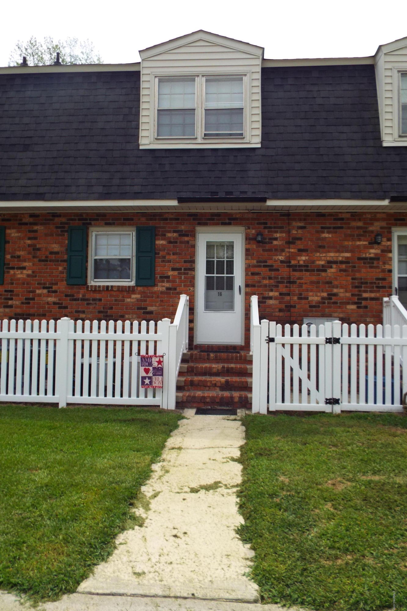6000 River Road, Unit 16 Washington, NC 27889 - Photo 4 of 19 04 White picket fence greets you at your