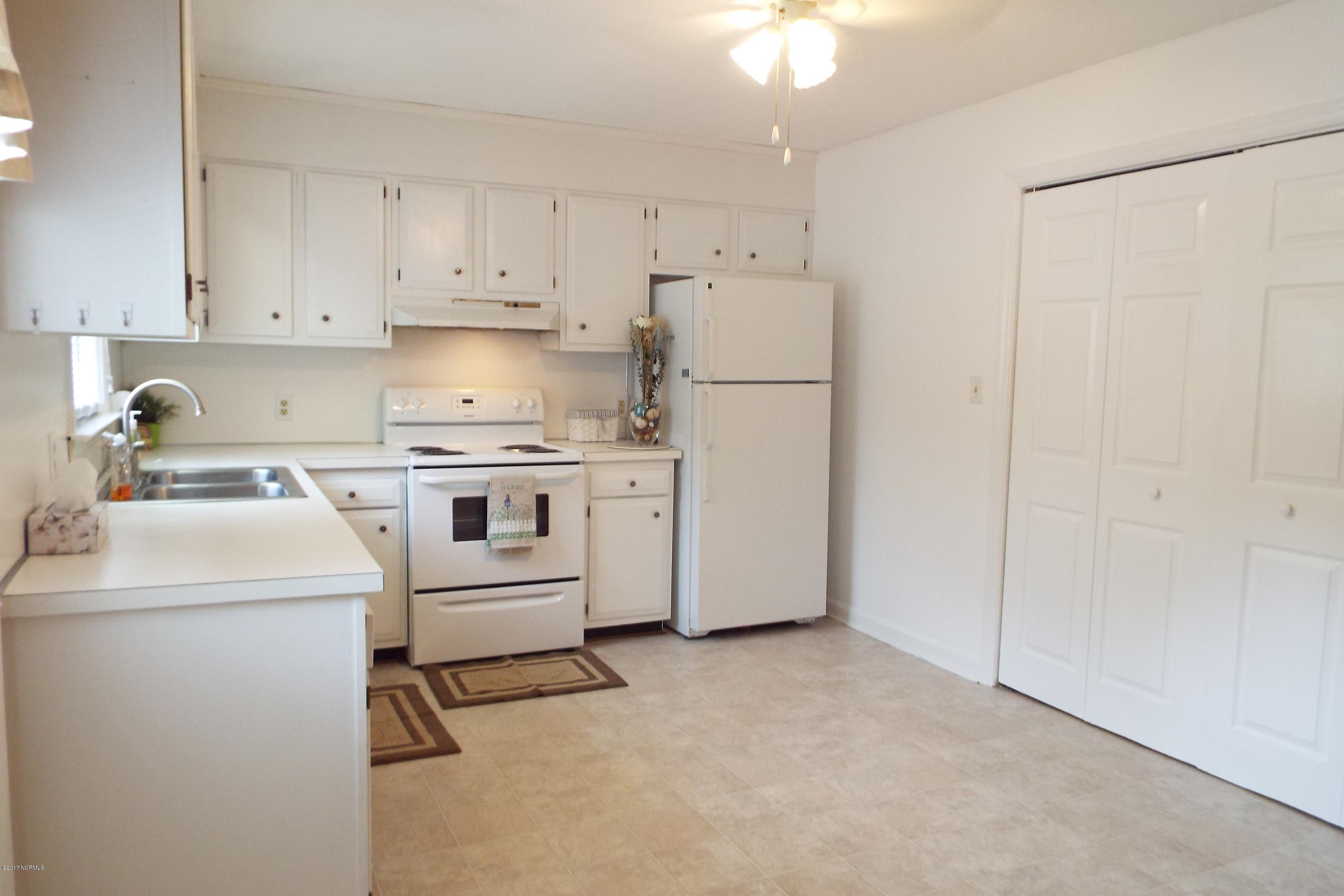 6000 River Road, Unit 16 Washington, NC 27889 - Photo 5 of 19 05 Bright and Cheery Kitchen with Laundr