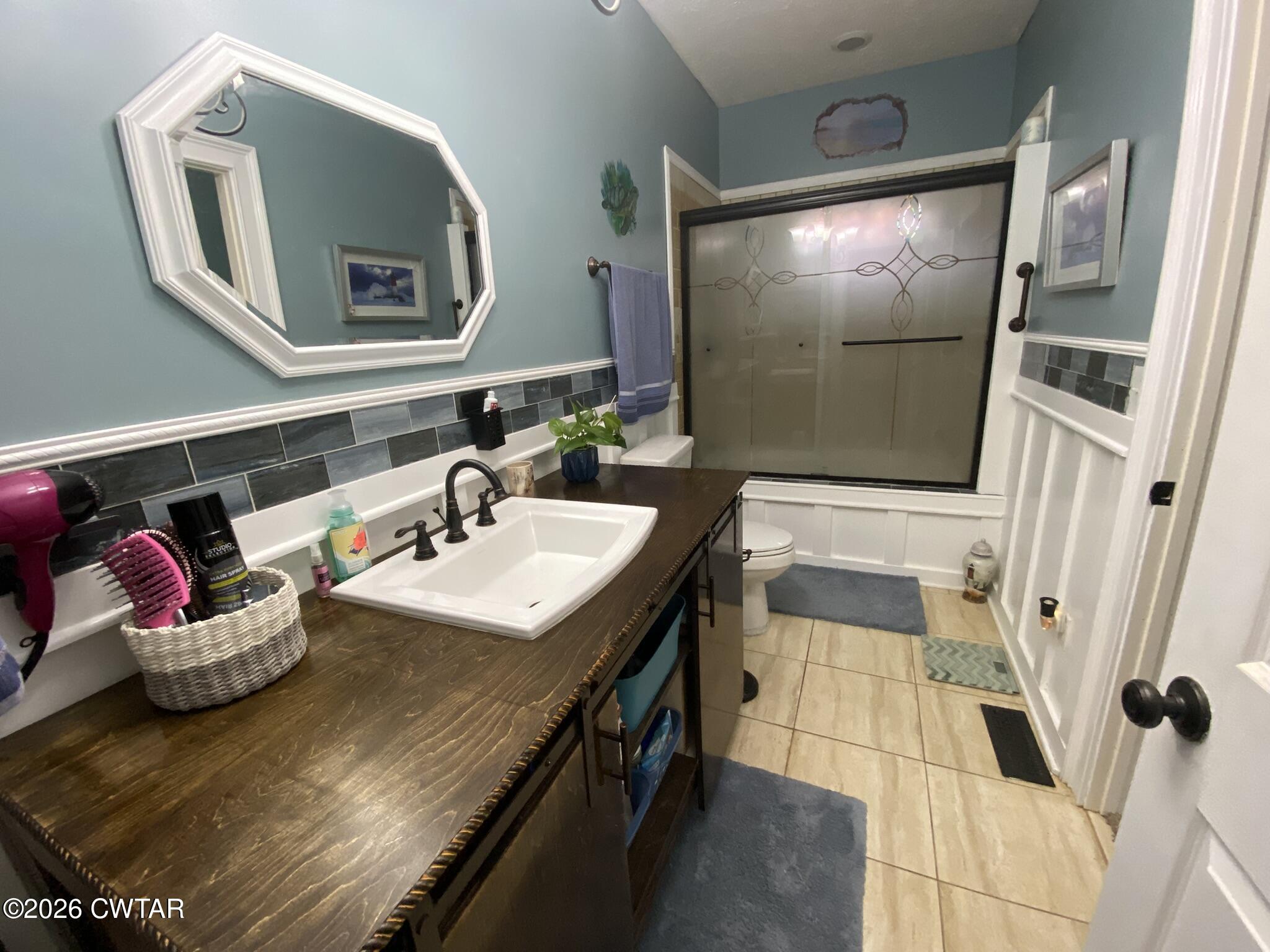 495 Knuckles Road Henderson, TN 38340 - Photo 30 of 80 a bathroom with a sink and mirror with bathtub