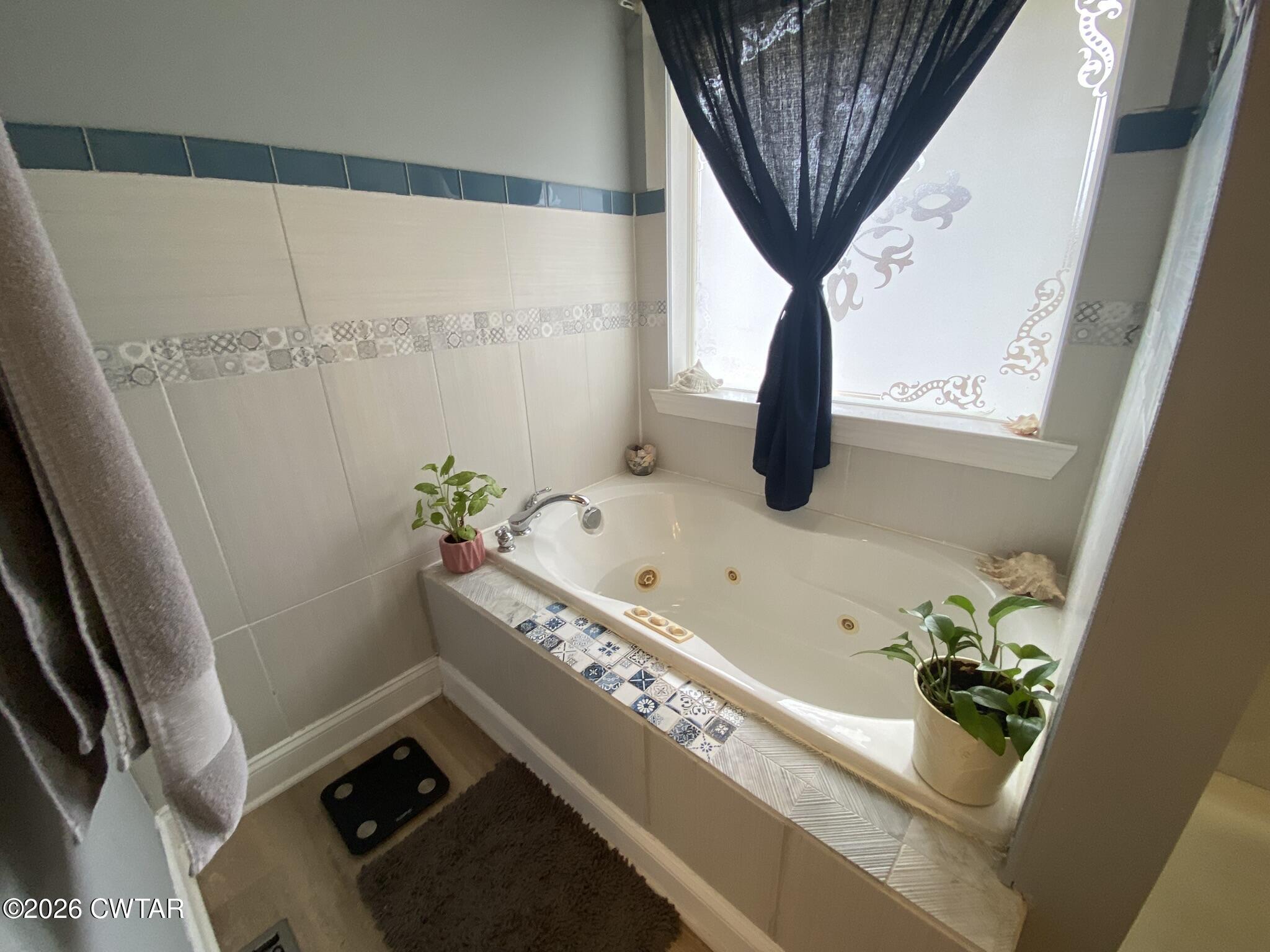 495 Knuckles Road Henderson, TN 38340 - Photo 40 of 80 a bathroom with a bathtub and sink