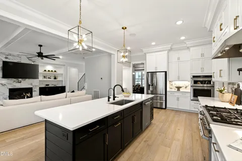 a large kitchen with kitchen island a large island in it