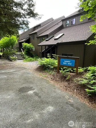 a view of a house with backyard and garden