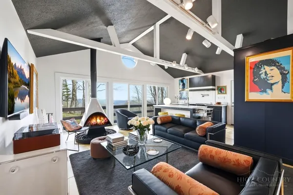 $597,000 | 195 Log Cabin Lane, Roan Mountain, TN 37687