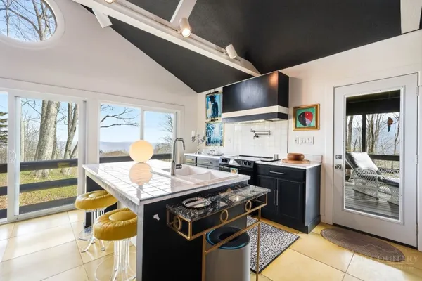 $597,000 | 195 Log Cabin Lane, Roan Mountain, TN 37687