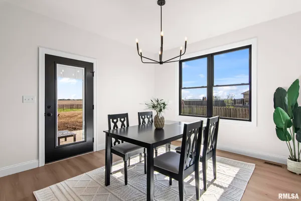 $554,900 | 421 Sundown Lane, Chatham, IL 62629