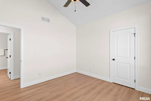 $554,900 | 421 Sundown Lane, Chatham, IL 62629