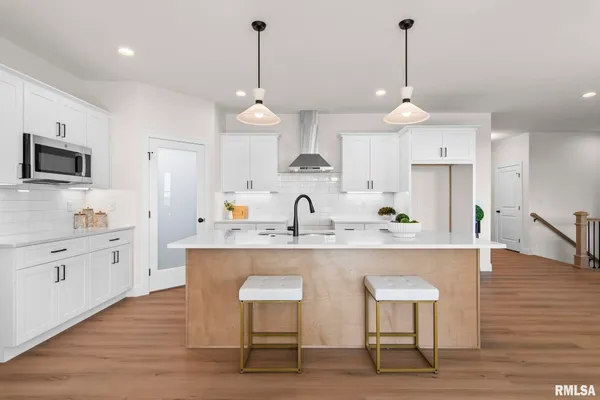 $554,900 | 421 Sundown Lane, Chatham, IL 62629