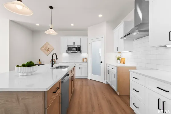 $554,900 | 421 Sundown Lane, Chatham, IL 62629