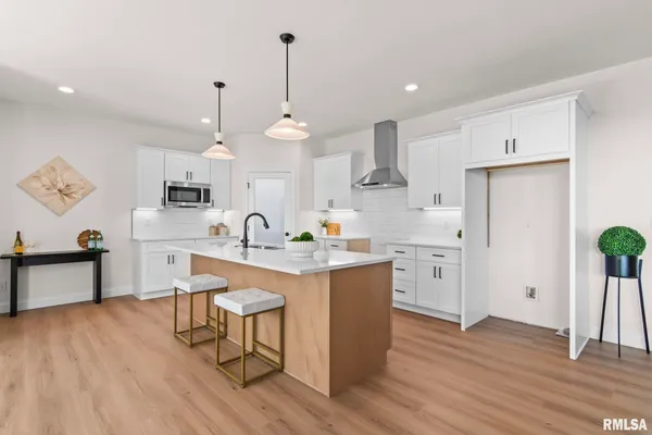 $554,900 | 421 Sundown Lane, Chatham, IL 62629