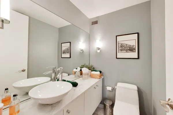 $495,000 | 360 East Randolph Street, Unit 702, Chicago, IL 60601