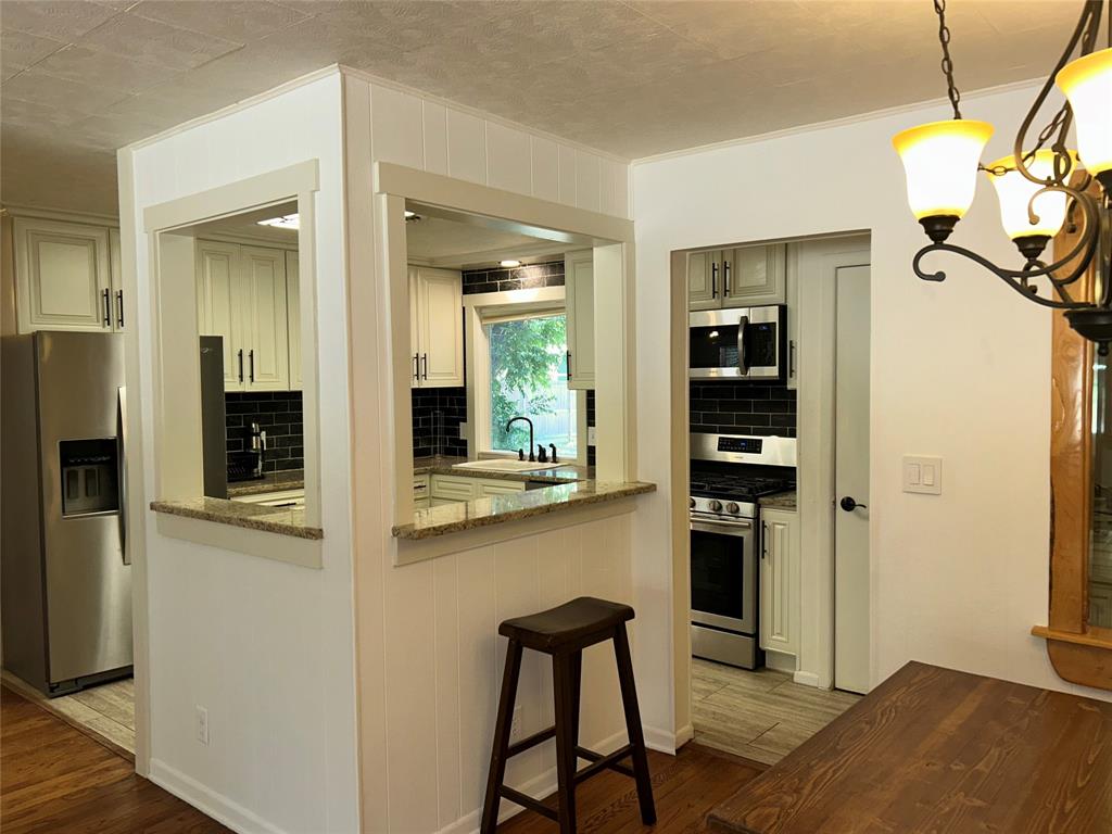 908 Fairview Street Graham, TX 76450 - Photo 12 of 30 Breakfast Bar