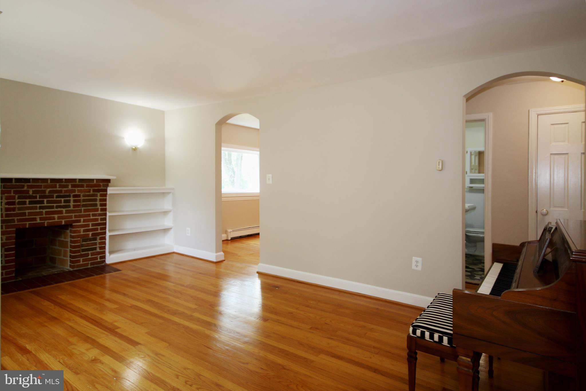11111 Fort Washington Road Fort Washington, MD 20744 - Photo 12 of 27 Living Room