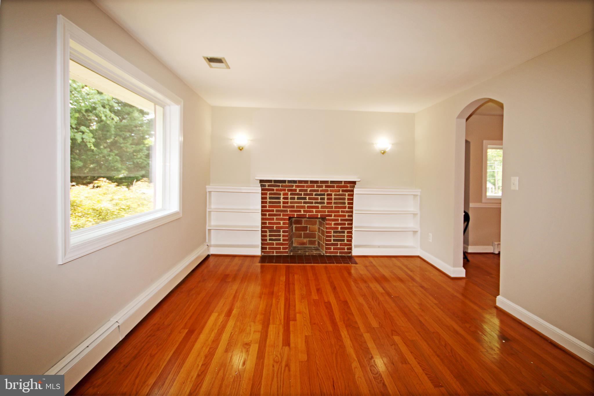 11111 Fort Washington Road Fort Washington, MD 20744 - Photo 13 of 27 Living Room