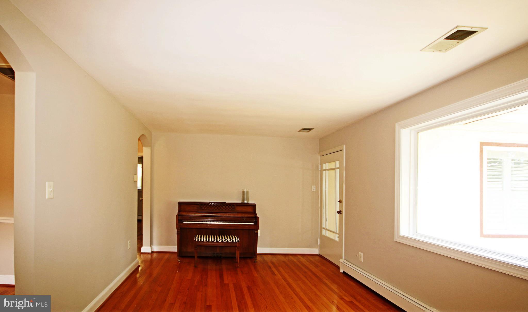 11111 Fort Washington Road Fort Washington, MD 20744 - Photo 14 of 27 Living Room