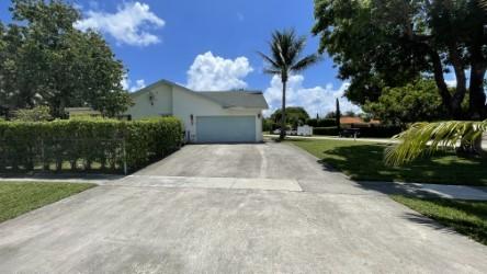 163 Seminole Lane Boca Raton, FL 33487 - Photo 9 of 29 Huge driveway with garage