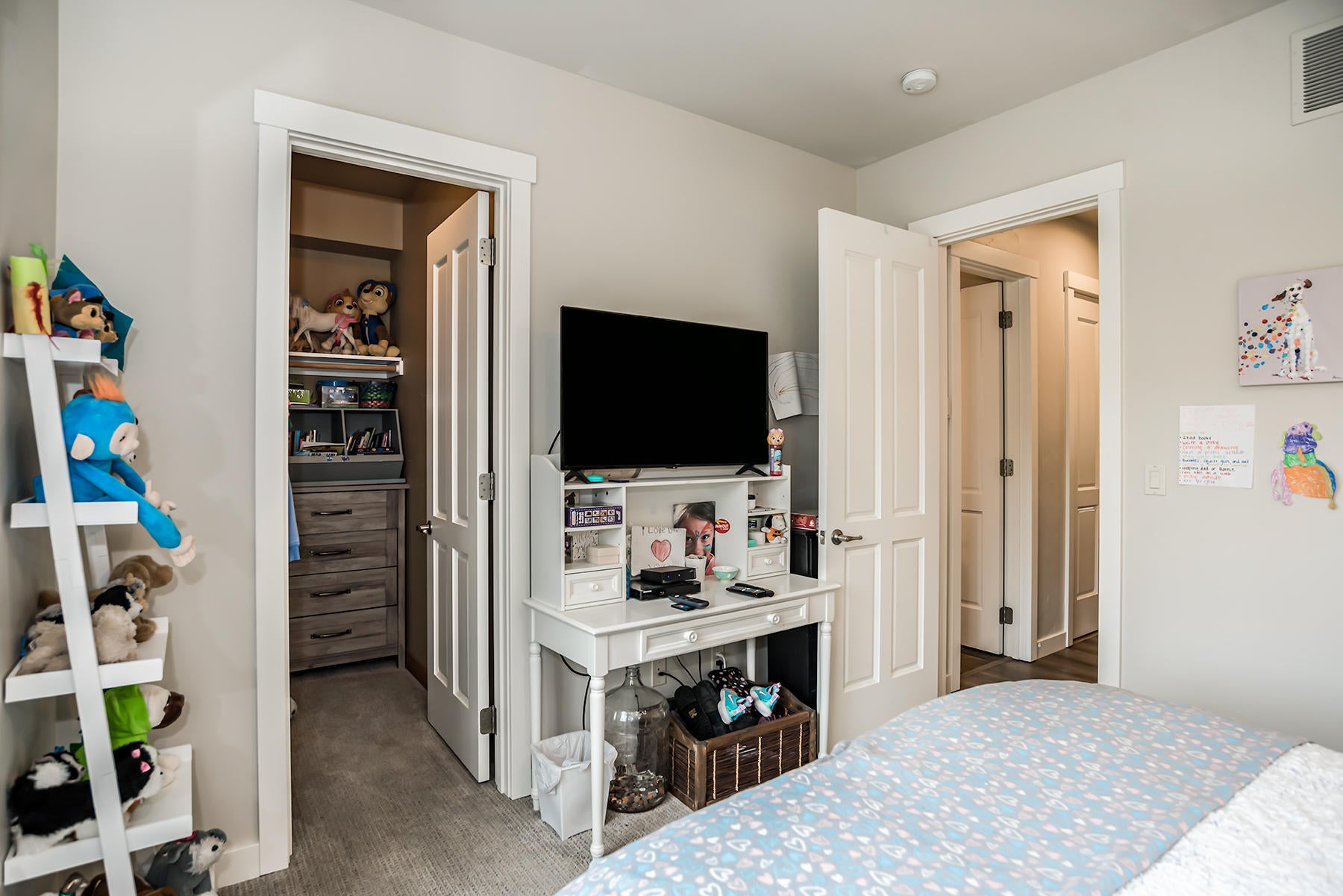 600 Southwest Otter Way Bend, OR 97702 - Photo 24 of 38 Light and bright! Walk in closet.