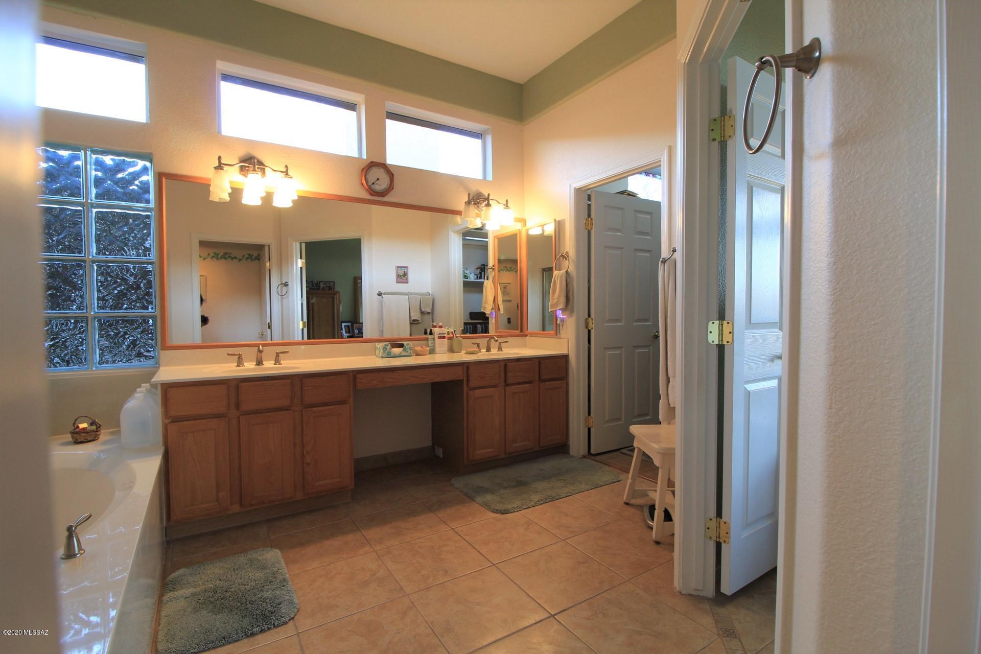 1669 East Crown Ridge Way Tucson, AZ 85755 - Photo 17 of 29