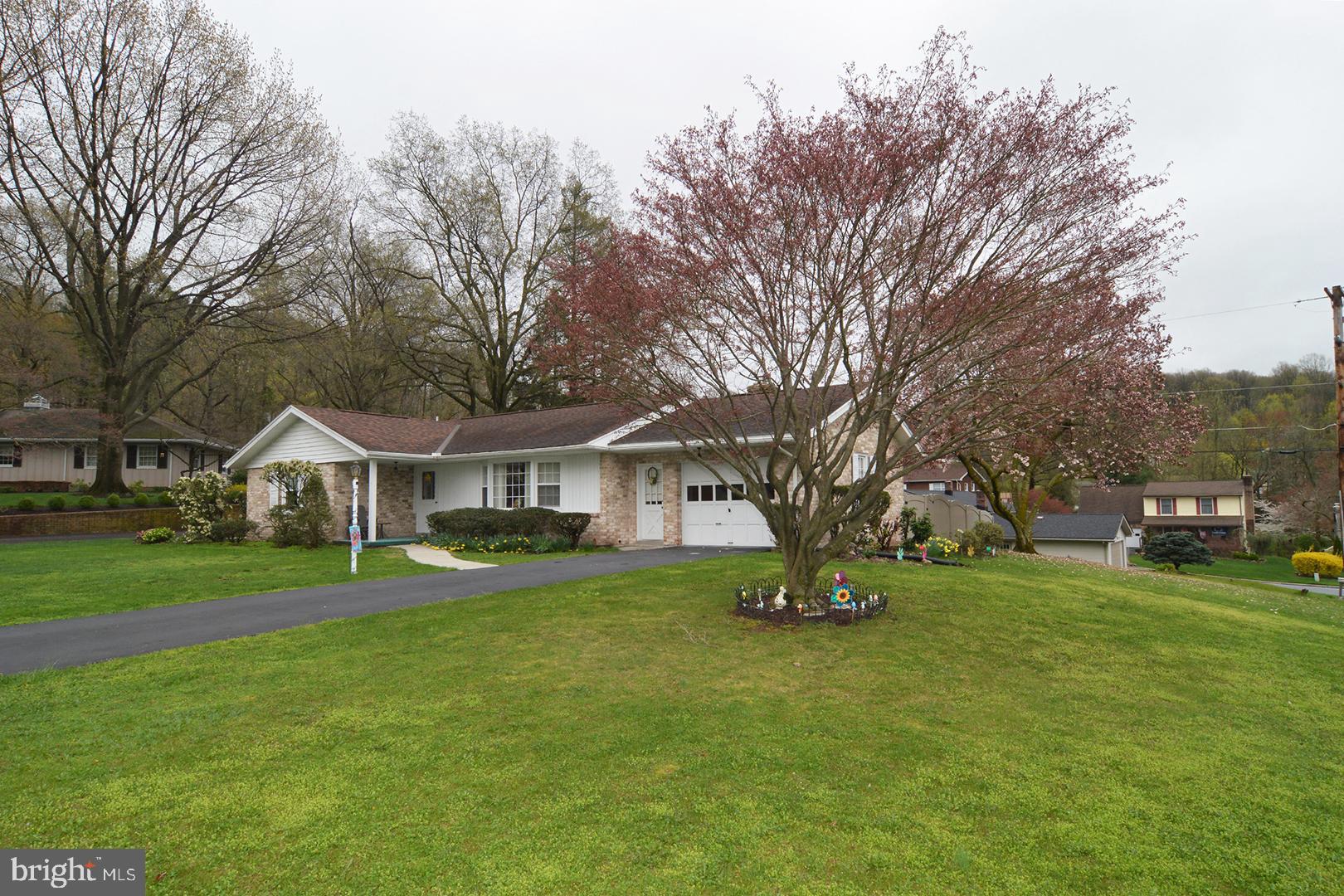 331 Scenic Drive Reading, PA 19607 - Photo 2 of 35