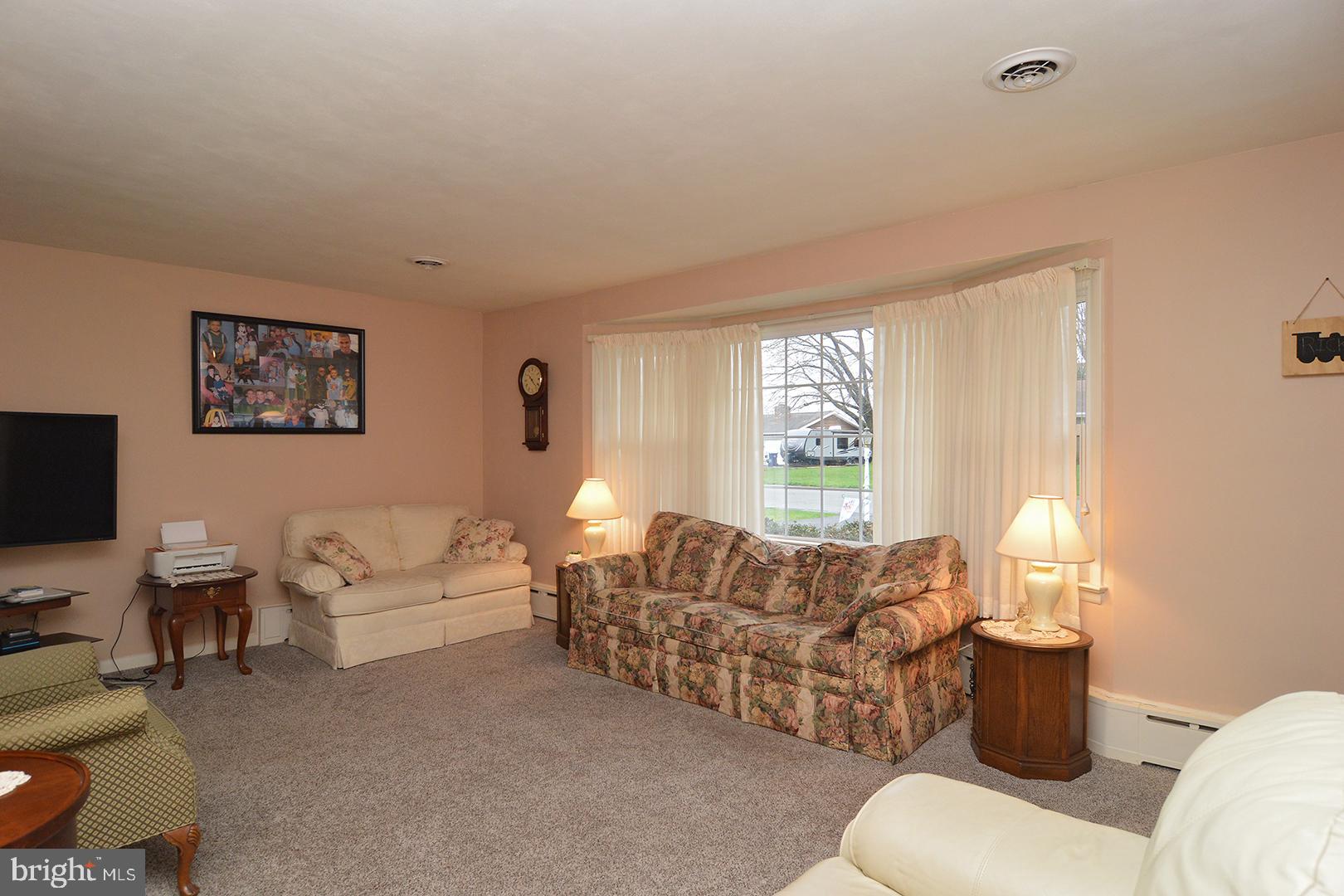 331 Scenic Drive Reading, PA 19607 - Photo 3 of 35