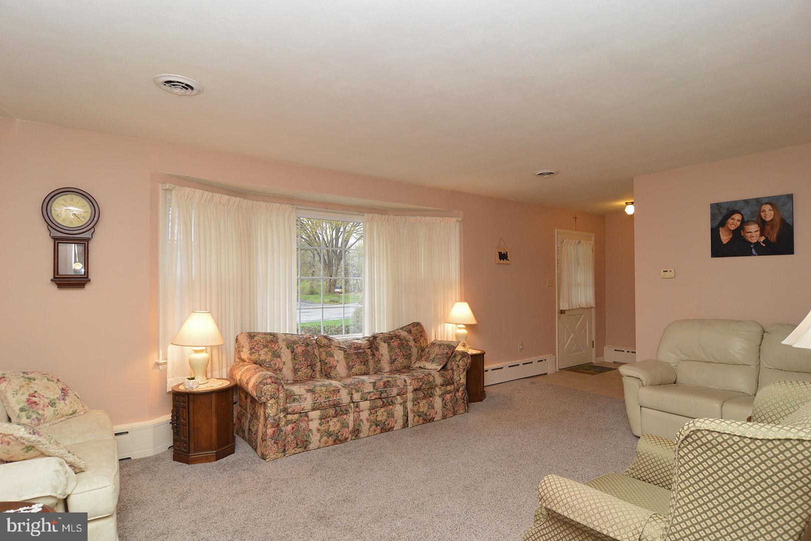 331 Scenic Drive Reading, PA 19607 - Photo 4 of 35