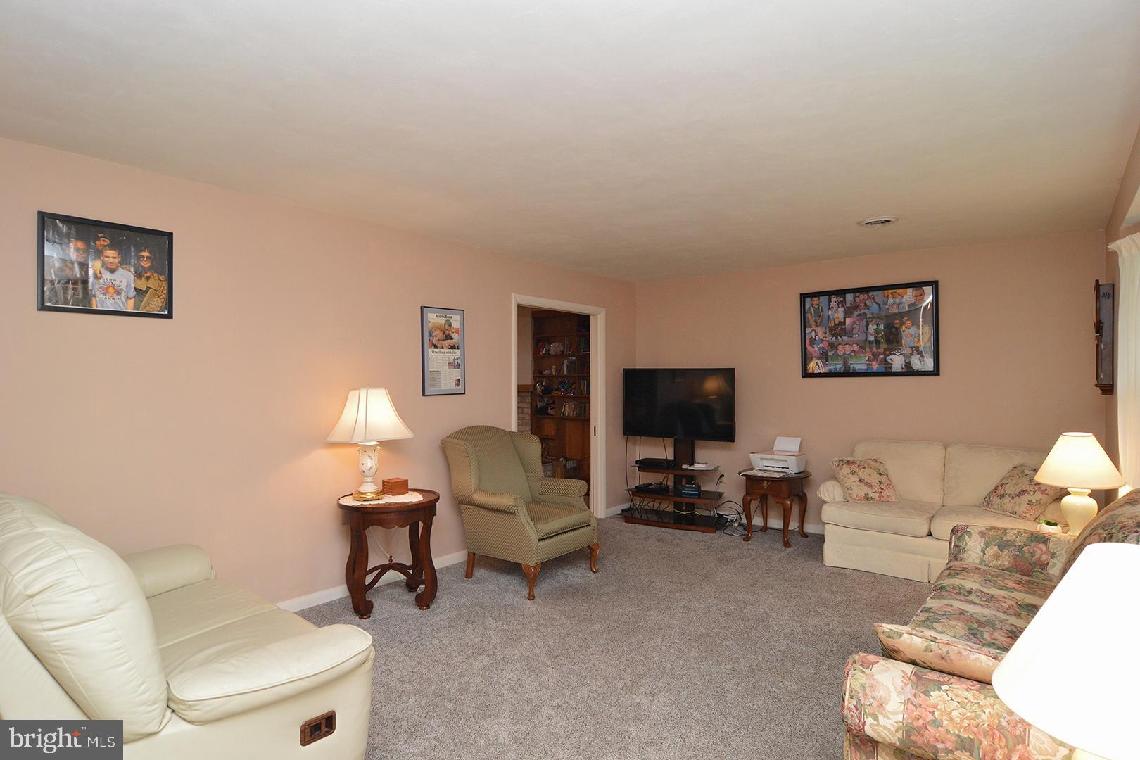 331 Scenic Drive Reading, PA 19607 - Photo 5 of 35