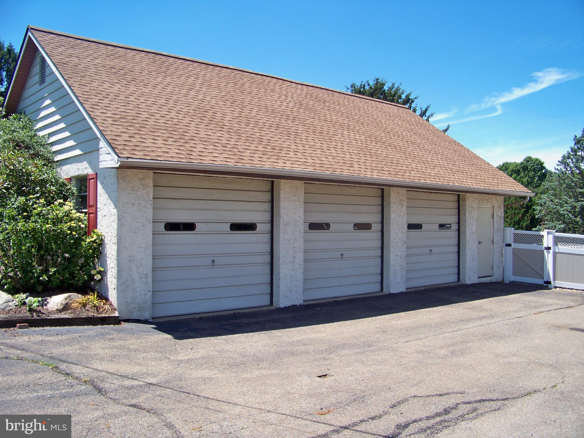 627 Truce Road New Providence, PA 17560 - Photo 4 of 32 Three car garage