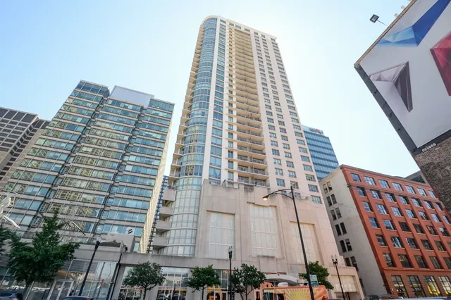 $395,000 | 125 South Jefferson Street, Unit 1207, Chicago, IL 60661