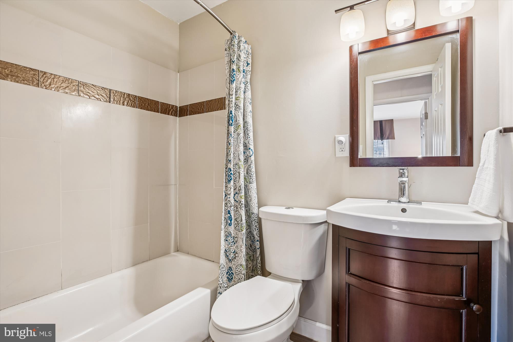 2702 Atlanta Drive, Unit 72702 Silver Spring, MD 20906 - Photo 33 of 55 a bathroom with a sink toilet vanity and tub