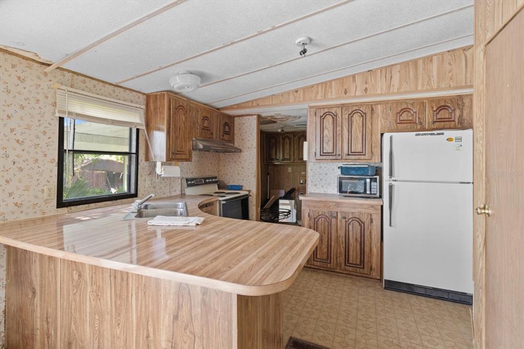 6177 County Road 625 Bushnell, FL 33513 - Photo 21 of 93 a kitchen with refrigerator and stove