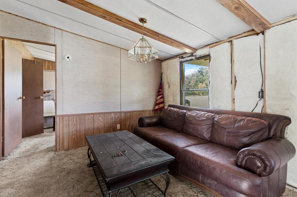 6177 County Road 625 Bushnell, FL 33513 - Photo 22 of 93 a living room with furniture and a window