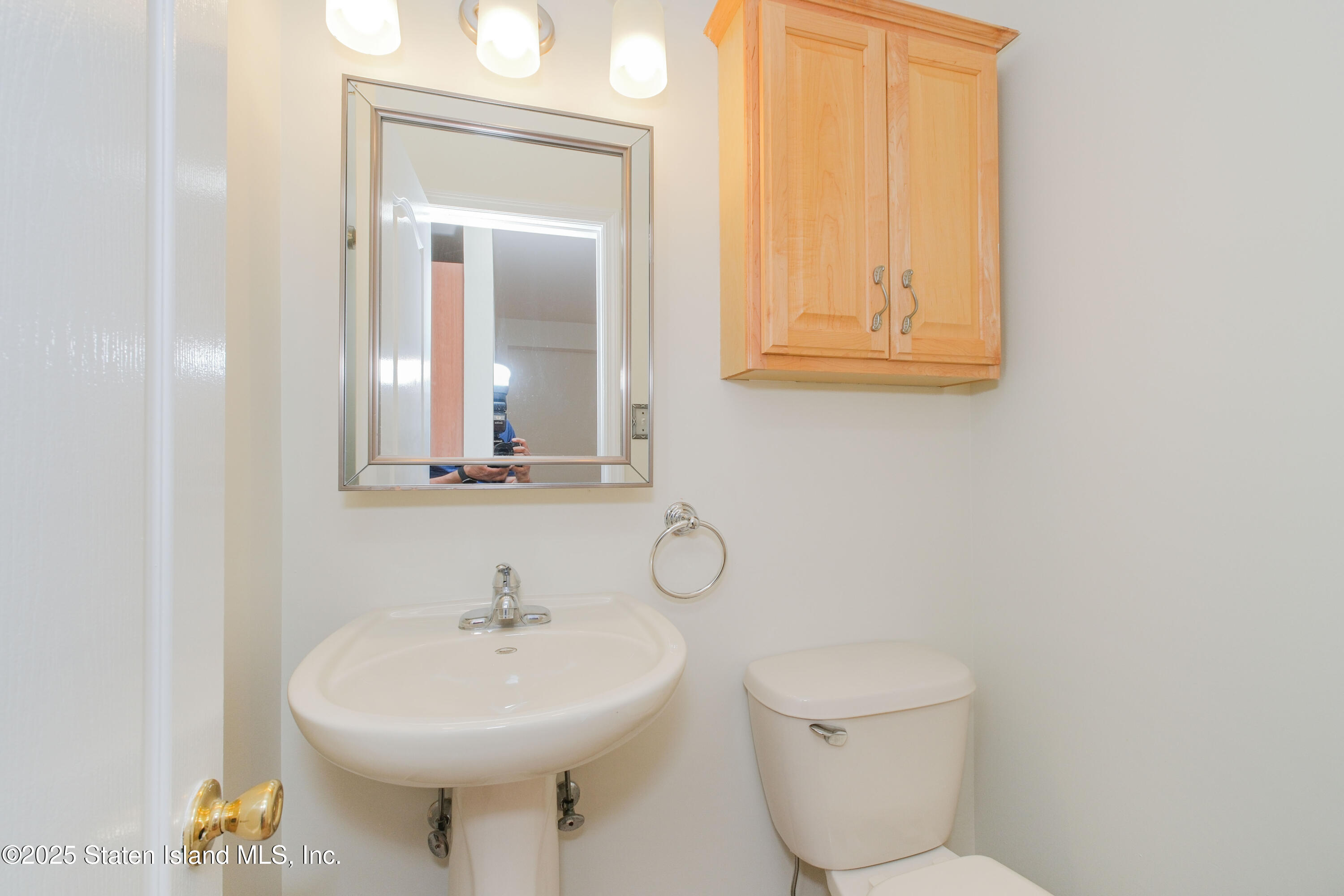 49 Endview Street Staten Island, NY 10312 - Photo 18 of 38 a bathroom with a toilet sink and mirror