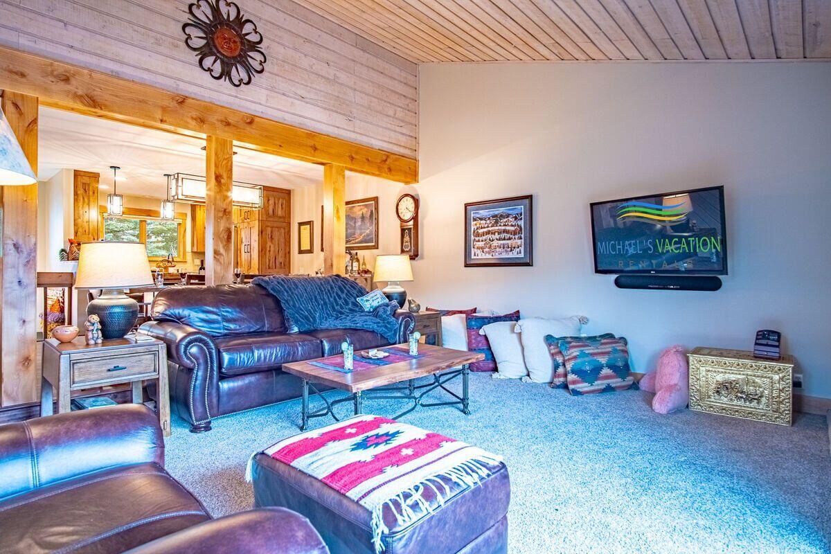 2616 Ridge Lane Sun Valley, ID 83353 - Photo 4 of 15 Large Living room area