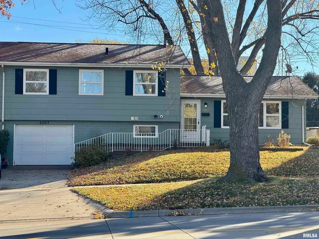 $2,200 | 2207 18th Street, Bettendorf, IA 52722