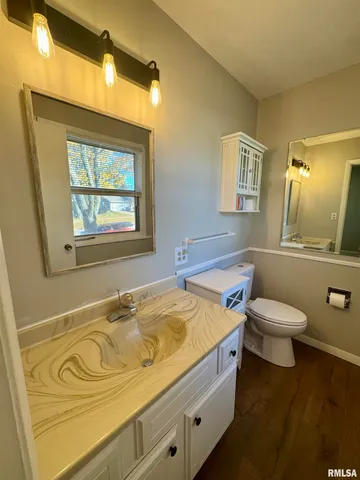 $2,200 | 2207 18th Street, Bettendorf, IA 52722