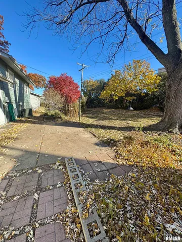 $2,200 | 2207 18th Street, Bettendorf, IA 52722