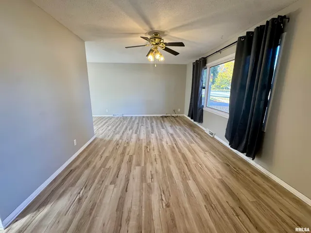 $2,200 | 2207 18th Street, Bettendorf, IA 52722