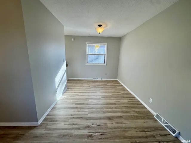 $2,200 | 2207 18th Street, Bettendorf, IA 52722