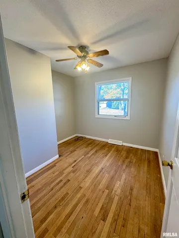 $2,200 | 2207 18th Street, Bettendorf, IA 52722