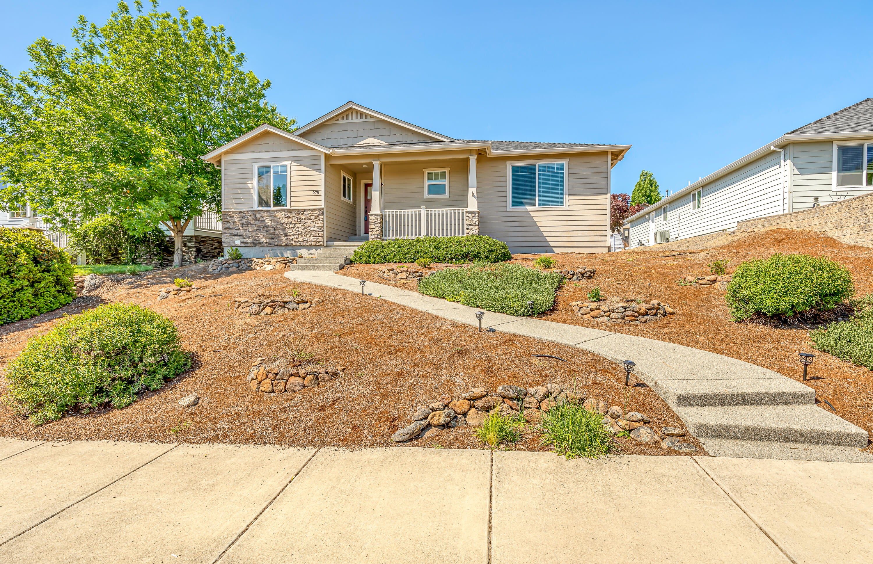 978 Win Way Eagle Point, OR 97524 - Photo 1 of 33 9R9A8736