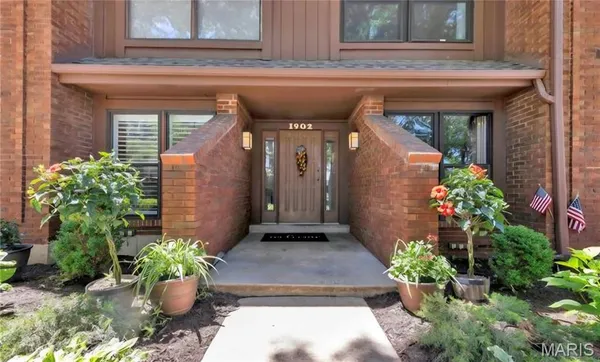 $398,900 | 1902 Meadowtree Lane, Unit 2, St. Louis, MO 63122