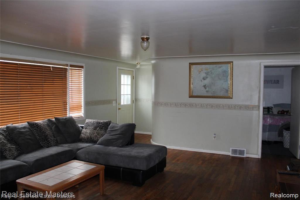 4265 Pine Grove Avenue Fort Gratiot, MI 48059 - Photo 4 of 11