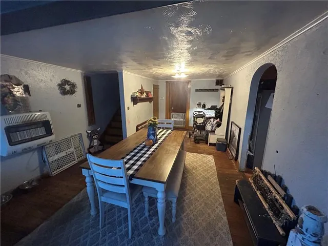 a very nice looking room with many windows