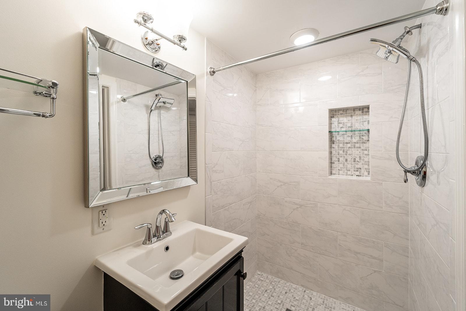 1734 Olde Towne Road Alexandria, VA 22307 - Photo 23 of 36 Full bathroom