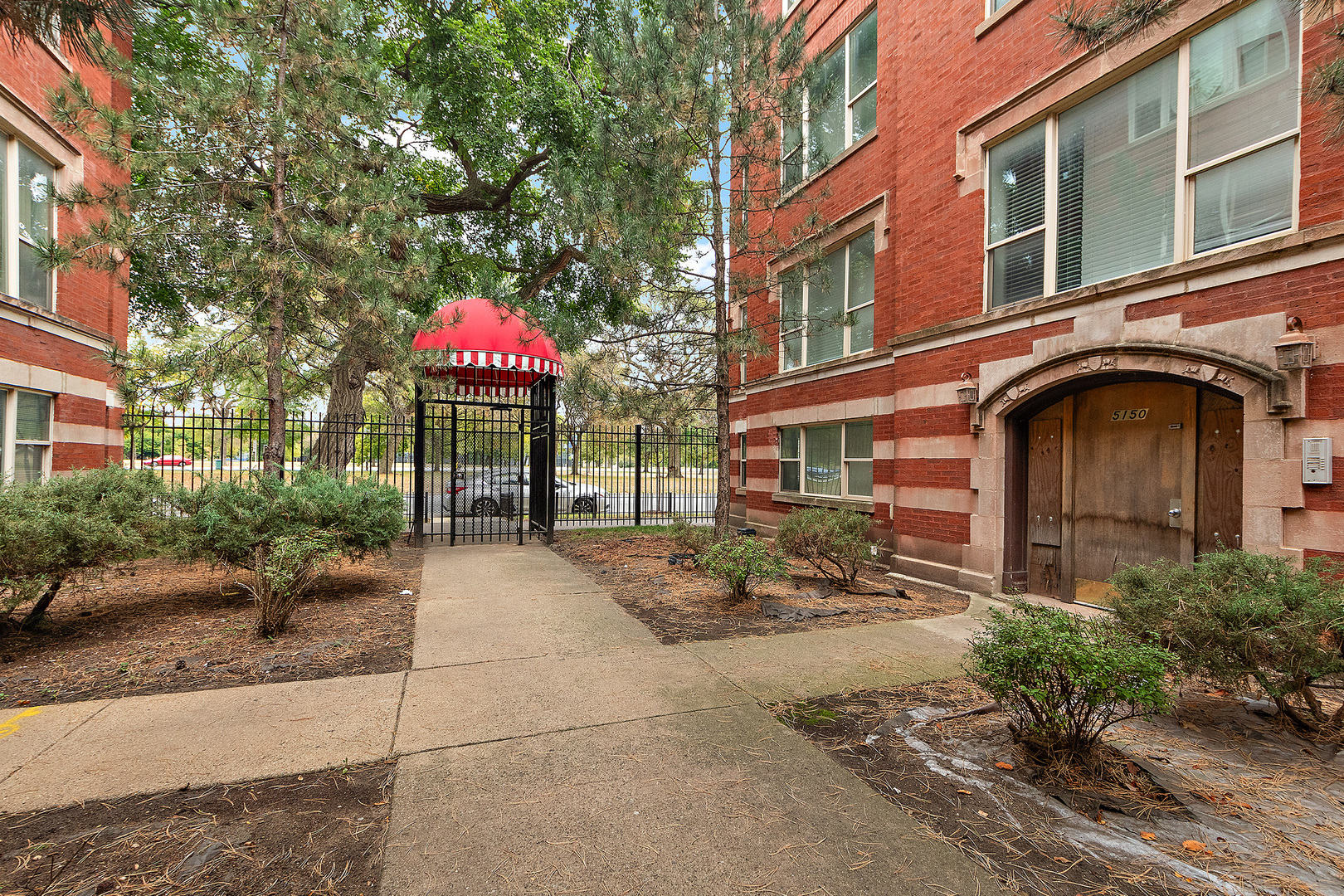5150 South King Drive, Unit 2A Chicago, IL 60615 - Photo 2 of 22 a pathway of a house with sitting area